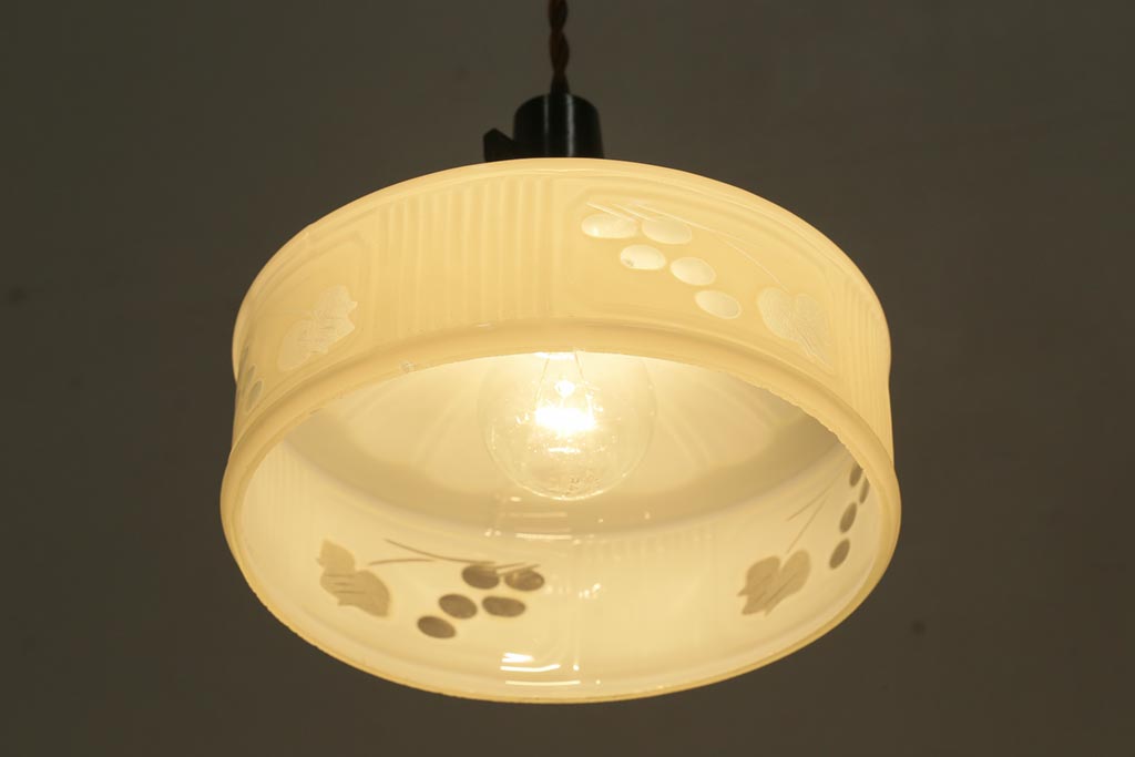 昭和レトロ　戦前　透かし柄が情緒溢れるシェード(天井照明、ペンダントライト)