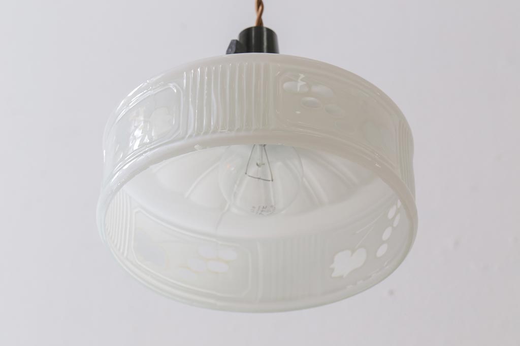 昭和レトロ　戦前　透かし柄が情緒溢れるシェード(天井照明、ペンダントライト)