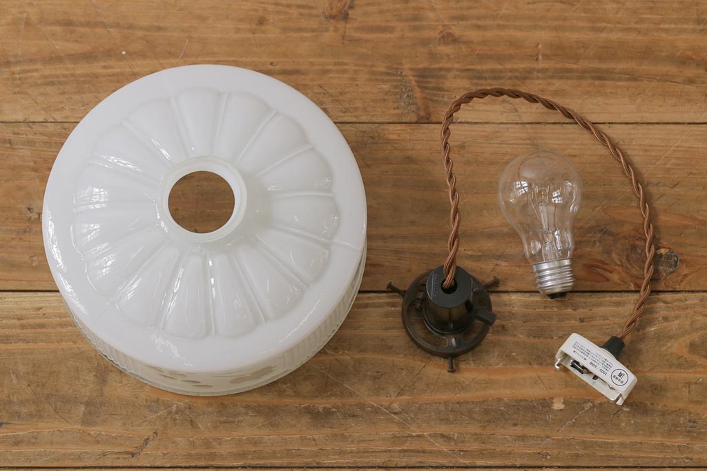 昭和レトロ　戦前　透かし柄が情緒溢れるシェード(天井照明、ペンダントライト)