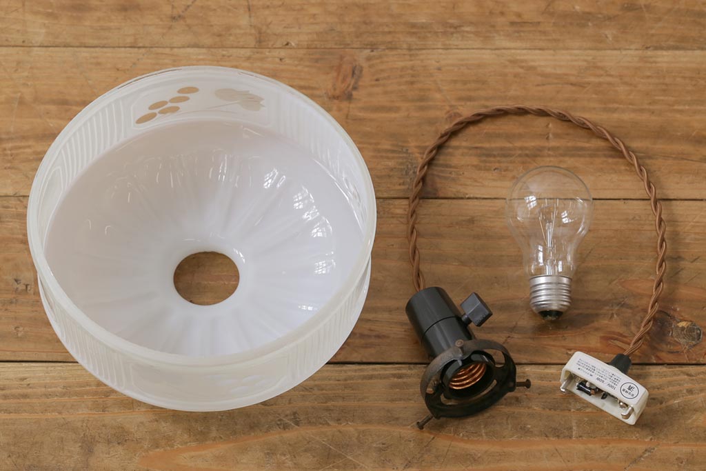 昭和レトロ　戦前　透かし柄が情緒溢れるシェード(天井照明、ペンダントライト)