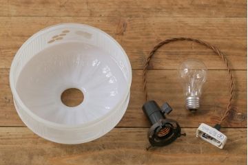 昭和レトロ　戦前　透かし柄が情緒溢れるシェード(天井照明、ペンダントライト)