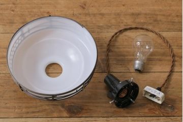 昭和期　松葉を組み合わせたデザインが愛らしいシェード(吊り下げ照明、天井照明)