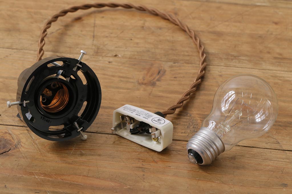 昭和期　松葉を組み合わせたデザインが愛らしいシェード(吊り下げ照明、天井照明)