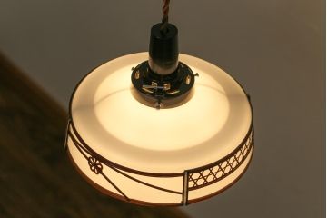 昭和期　透かしの花が和の風情を感じさせる小振りなシェード(吊り下げ照明、天井照明)