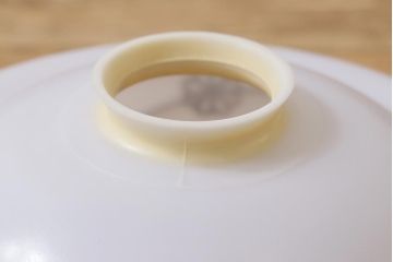 昭和期　透かしの花が和の風情を感じさせる小振りなシェード(吊り下げ照明、天井照明)