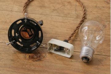 昭和期　透かしの花が和の風情を感じさせる小振りなシェード(吊り下げ照明、天井照明)