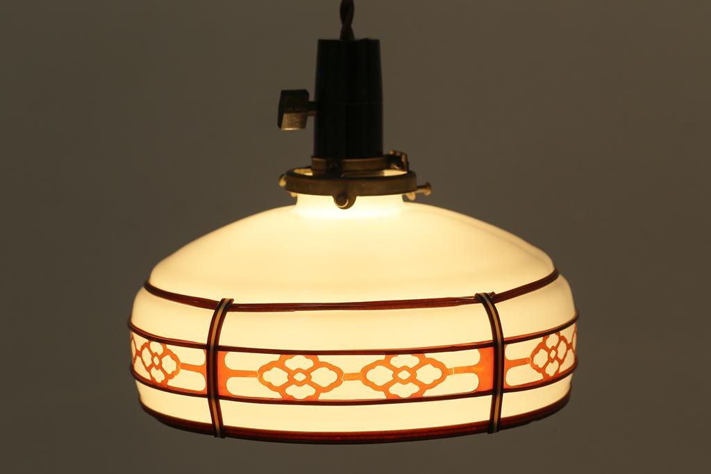 昭和レトロ　朱赤の花菱模様が愛らしいガラスのペンダントライト(天井照明、吊り下げ照明)