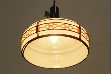 昭和レトロ　朱赤の花菱模様が愛らしいガラスのペンダントライト(天井照明、吊り下げ照明)