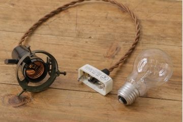 昭和レトロ　朱赤の花菱模様が愛らしいガラスのペンダントライト(天井照明、吊り下げ照明)