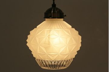 ビンテージ　つぼみのようなフォルムが美しいガラスシェード(吊り下げ照明、天井照明)