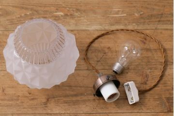 ビンテージ　つぼみのようなフォルムが美しいガラスシェード(吊り下げ照明、天井照明)