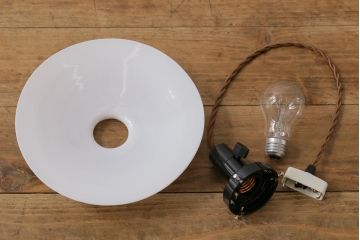 昭和初期(戦前)　レトロな空間づくりに活躍する平笠シェード(天井照明、電笠)(1)