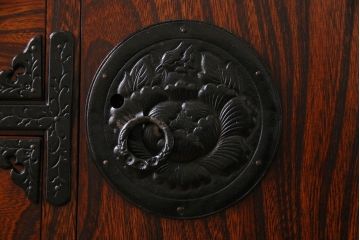中古　伝統民芸家具　岩谷堂箪笥　荘厳な雰囲気漂う片開き扉付き整理箪笥(意匠箪笥、チェスト)