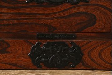 中古　伝統民芸家具　岩谷堂箪笥　荘厳な雰囲気漂う片開き扉付き整理箪笥(意匠箪笥、チェスト)