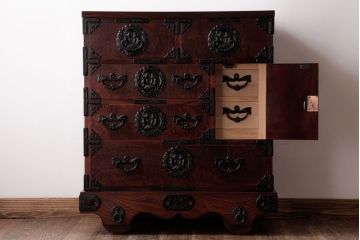 中古　伝統民芸家具　岩谷堂箪笥　厚みのある金具が立派な威厳のある車箪笥(小箪笥、チェスト)