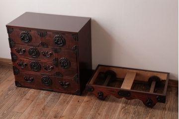 中古　伝統民芸家具　岩谷堂箪笥　厚みのある金具が立派な威厳のある車箪笥(小箪笥、チェスト)