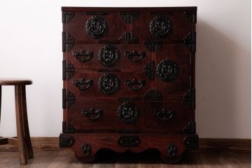 中古　伝統民芸家具　岩谷堂箪笥　厚みのある金具が立派な威厳のある車箪笥(小箪笥、チェスト)