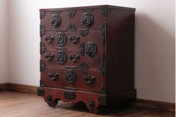 中古　伝統民芸家具　岩谷堂箪笥　厚みのある金具が立派な威厳のある車箪笥(小箪笥、チェスト)