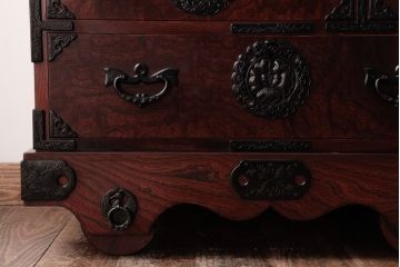 中古　伝統民芸家具　岩谷堂箪笥　厚みのある金具が立派な威厳のある車箪笥(小箪笥、チェスト)