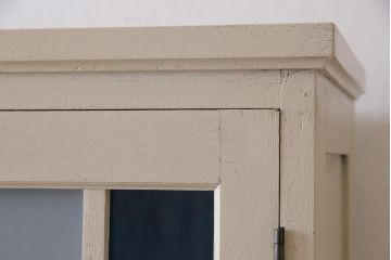 和製アンティーク　ペイント家具　色ガラス入り　爽やかな印象のシャビーシックなカップボード(食器棚、収納棚)