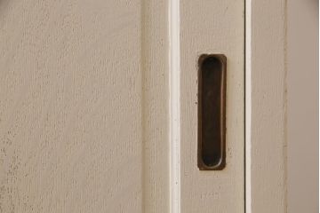 和製アンティーク　ペイント家具　色ガラス入り　爽やかな印象のシャビーシックなカップボード(食器棚、収納棚)