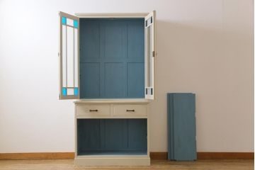 和製アンティーク　ペイント家具　色ガラス入り　爽やかな印象のシャビーシックなカップボード(食器棚、収納棚)