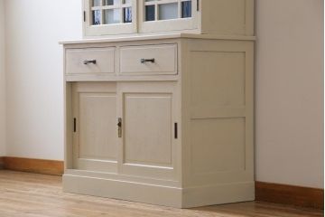 和製アンティーク　ペイント家具　色ガラス入り　爽やかな印象のシャビーシックなカップボード(食器棚、収納棚)