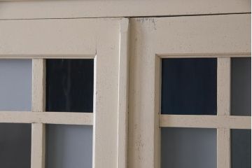 和製アンティーク　ペイント家具　色ガラス入り　爽やかな印象のシャビーシックなカップボード(食器棚、収納棚)