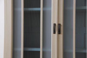 和製アンティーク　ペイント家具　色ガラス入り　爽やかな印象のシャビーシックなカップボード(食器棚、収納棚)