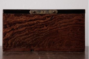 アンティーク家具　和製アンティーク　ケヤキ材　漆塗りが施された味わいのある小引き出し(小物入れ、卓上収納)