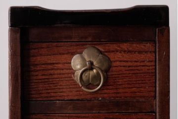 アンティーク家具　和製アンティーク　ケヤキ材　漆塗りが施された味わいのある小引き出し(小物入れ、卓上収納)