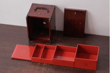 アンティーク雑貨　古民具・骨董　外箱ケヤキ材　和モダンな雰囲気漂う小物収納にぴったりな野弁当箱(遊山箱)