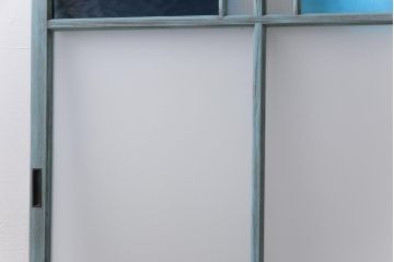 和製アンティーク　ペイント建具　色ガラス入り　レトロモダンな雰囲気がお洒落なガラス戸2枚セット(窓、建具)