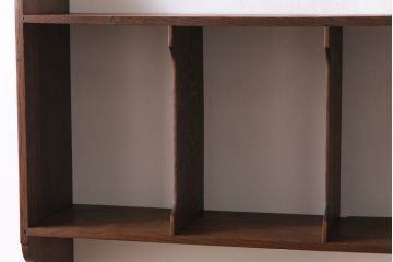 アンティーク家具　イギリスアンティーク　オーク材　シンプルな曲線の意匠が魅力のウォールラック(壁掛け飾り棚)