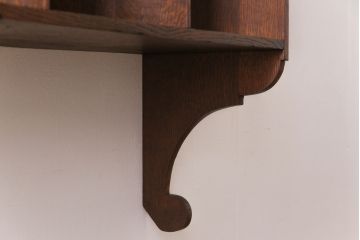 アンティーク家具　イギリスアンティーク　オーク材　シンプルな曲線の意匠が魅力のウォールラック(壁掛け飾り棚)