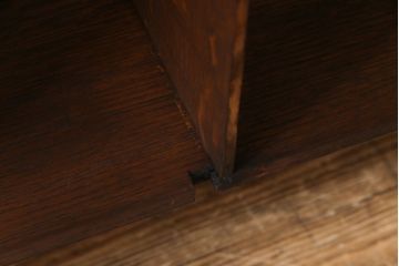 アンティーク家具　イギリスアンティーク　オーク材　シンプルな曲線の意匠が魅力のウォールラック(壁掛け飾り棚)