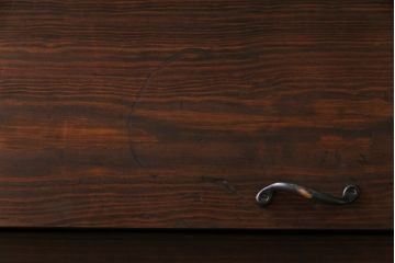 アンティーク家具　リメイク品　明治期　鉄脚付き　古い松材を利用したパタパタ扉の収納棚(戸棚、下駄箱、キャビネット)