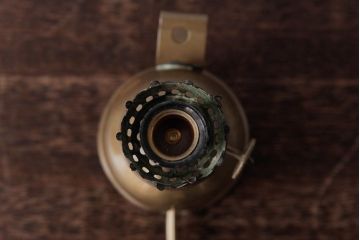 フランスアンティーク　ピジョンランプ　くすんだ真鍮が魅力的なスタンドライト(ナイトランプ、卓上照明)