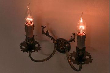 フランスアンティーク　凝った装飾が上品な印象を与える2灯タイプのウォールランプ(壁掛け照明)