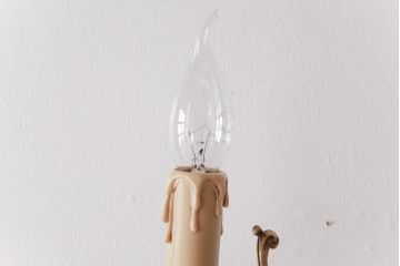 フランスアンティーク　凝った装飾が上品な印象を与える2灯タイプのウォールランプ(壁掛け照明)