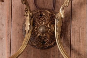 フランスアンティーク　凝った装飾が上品な印象を与える2灯タイプのウォールランプ(壁掛け照明)