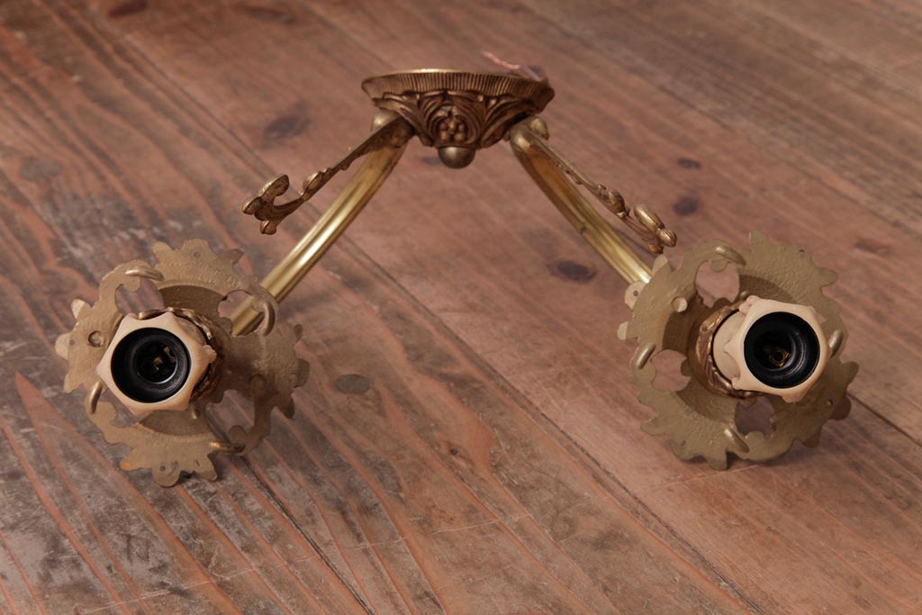 フランスアンティーク　凝った装飾が上品な印象を与える2灯タイプのウォールランプ(壁掛け照明)