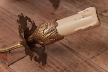 フランスアンティーク　凝った装飾が上品な印象を与える2灯タイプのウォールランプ(壁掛け照明)