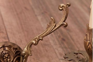 フランスアンティーク　凝った装飾が上品な印象を与える2灯タイプのウォールランプ(壁掛け照明)