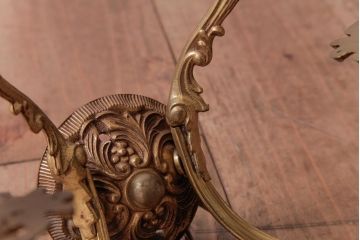 フランスアンティーク　凝った装飾が上品な印象を与える2灯タイプのウォールランプ(壁掛け照明)