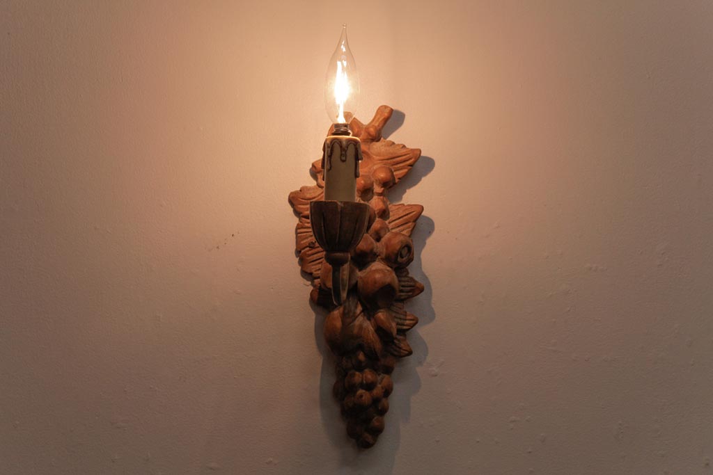 フランスアンティーク　木彫りの装飾が目を引くウォールブラケット(壁掛け照明)