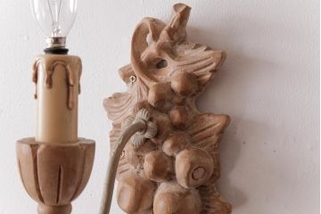 フランスアンティーク　木彫りの装飾が目を引くウォールブラケット(壁掛け照明)