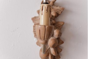 フランスアンティーク　木彫りの装飾が目を引くウォールブラケット(壁掛け照明)