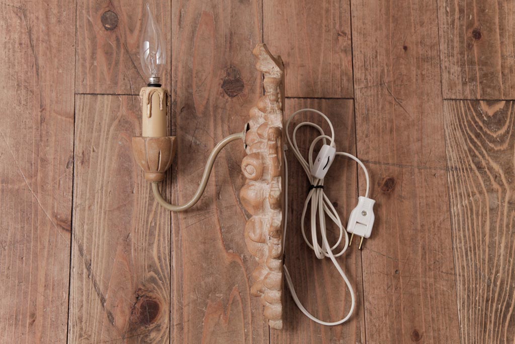 フランスアンティーク　木彫りの装飾が目を引くウォールブラケット(壁掛け照明)