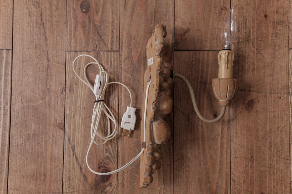 フランスアンティーク　木彫りの装飾が目を引くウォールブラケット(壁掛け照明)